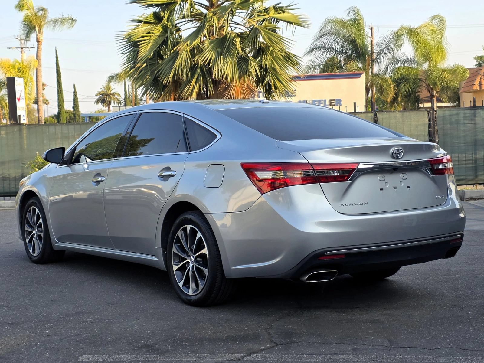 Used 2016 Toyota Avalon XLE FWD image 4