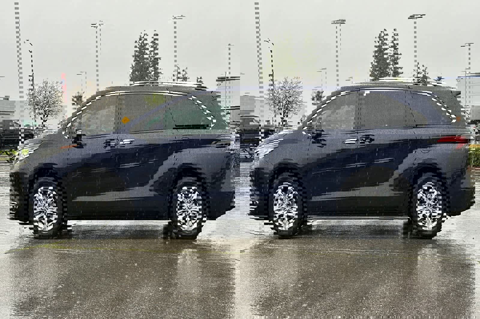 Used 2022 Toyota Sienna Limited image 9