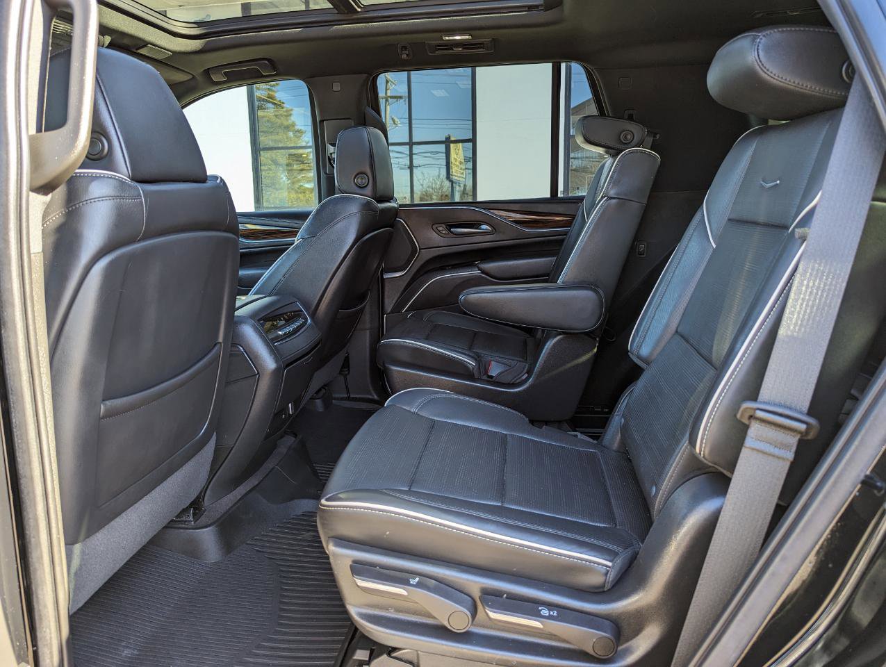 Used 2022 Cadillac Escalade Premium Luxury image 35