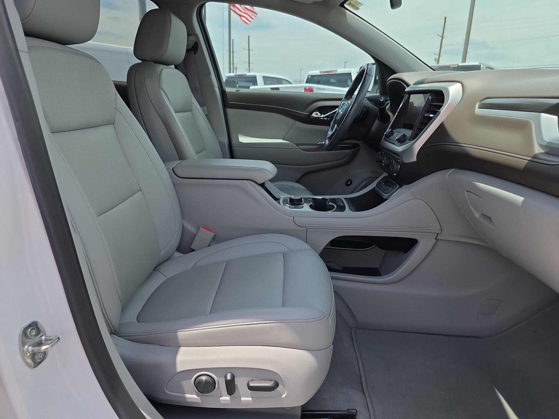 Used 2021 GMC Acadia SLT w/ Technology Package FWD image 17