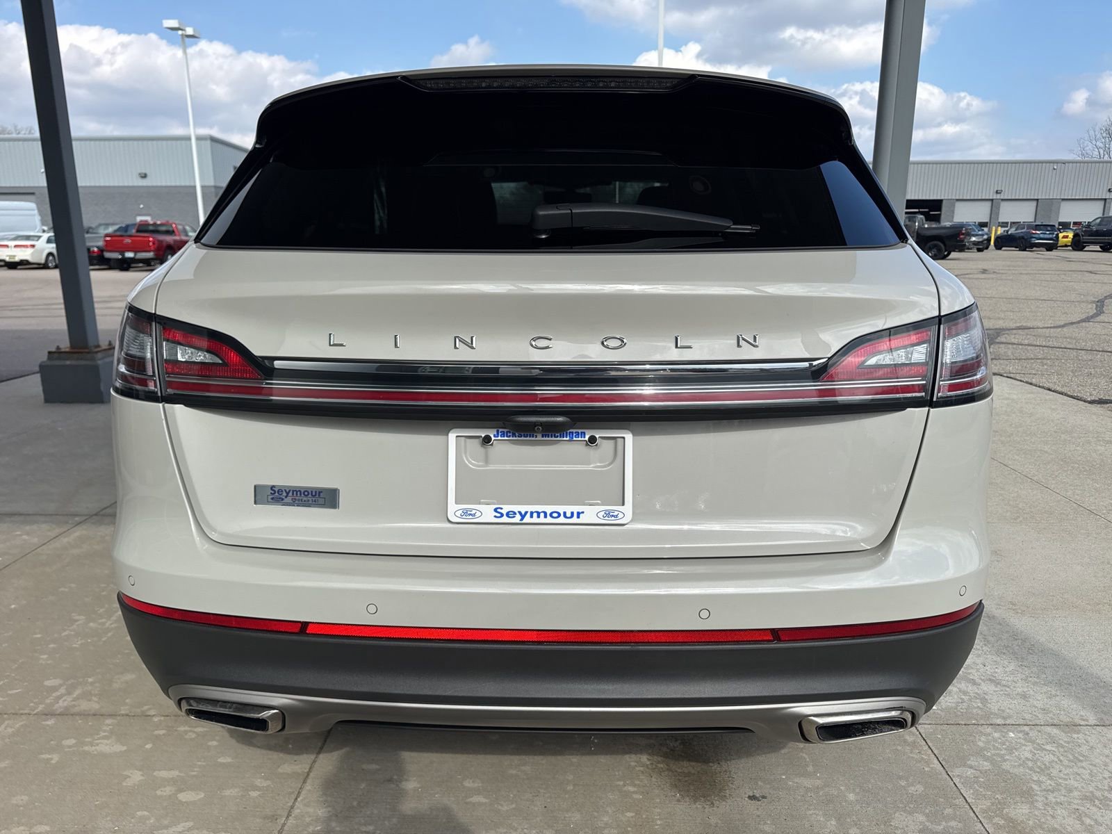 Used 2023 Lincoln Nautilus FWD w/ Premium Package image 5