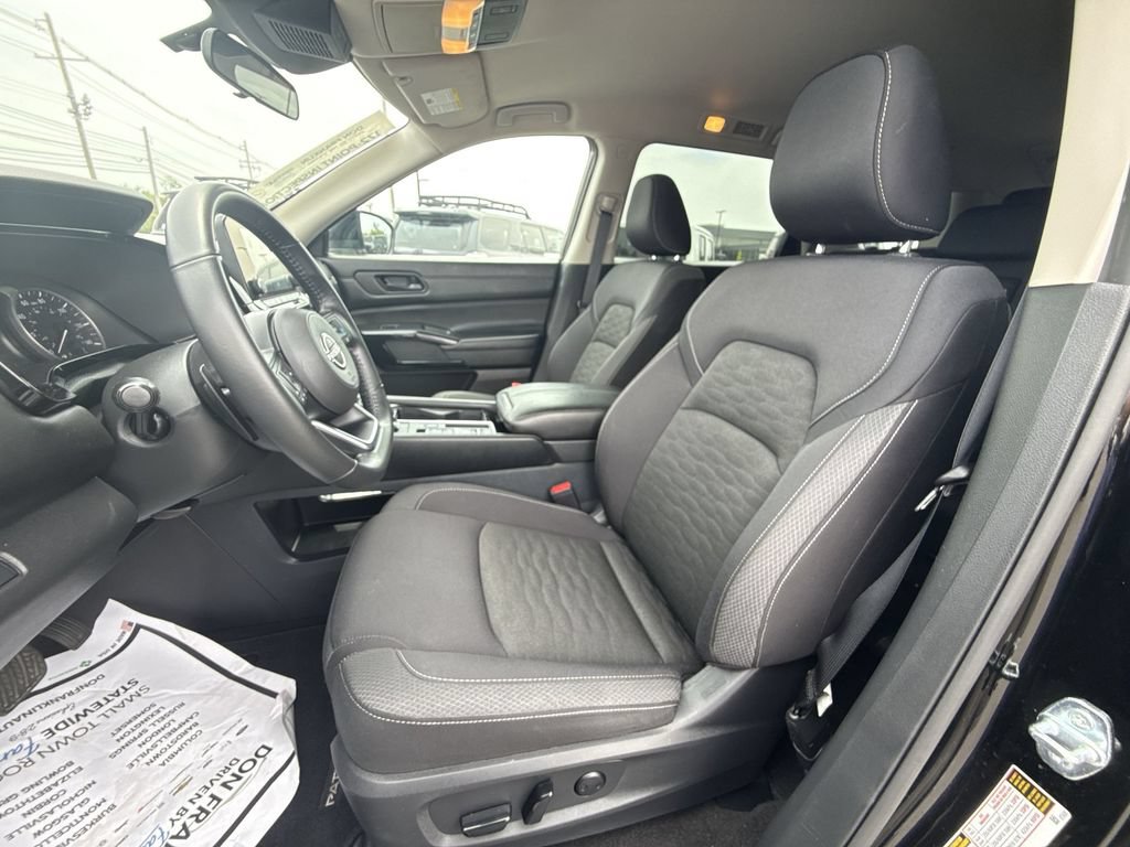 Used 2025 Nissan Pathfinder SV FWD image 11