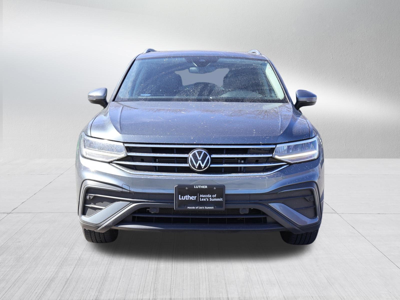 Used 2023 Volkswagen Tiguan SE w/ Panoramic Sunroof Package image 2