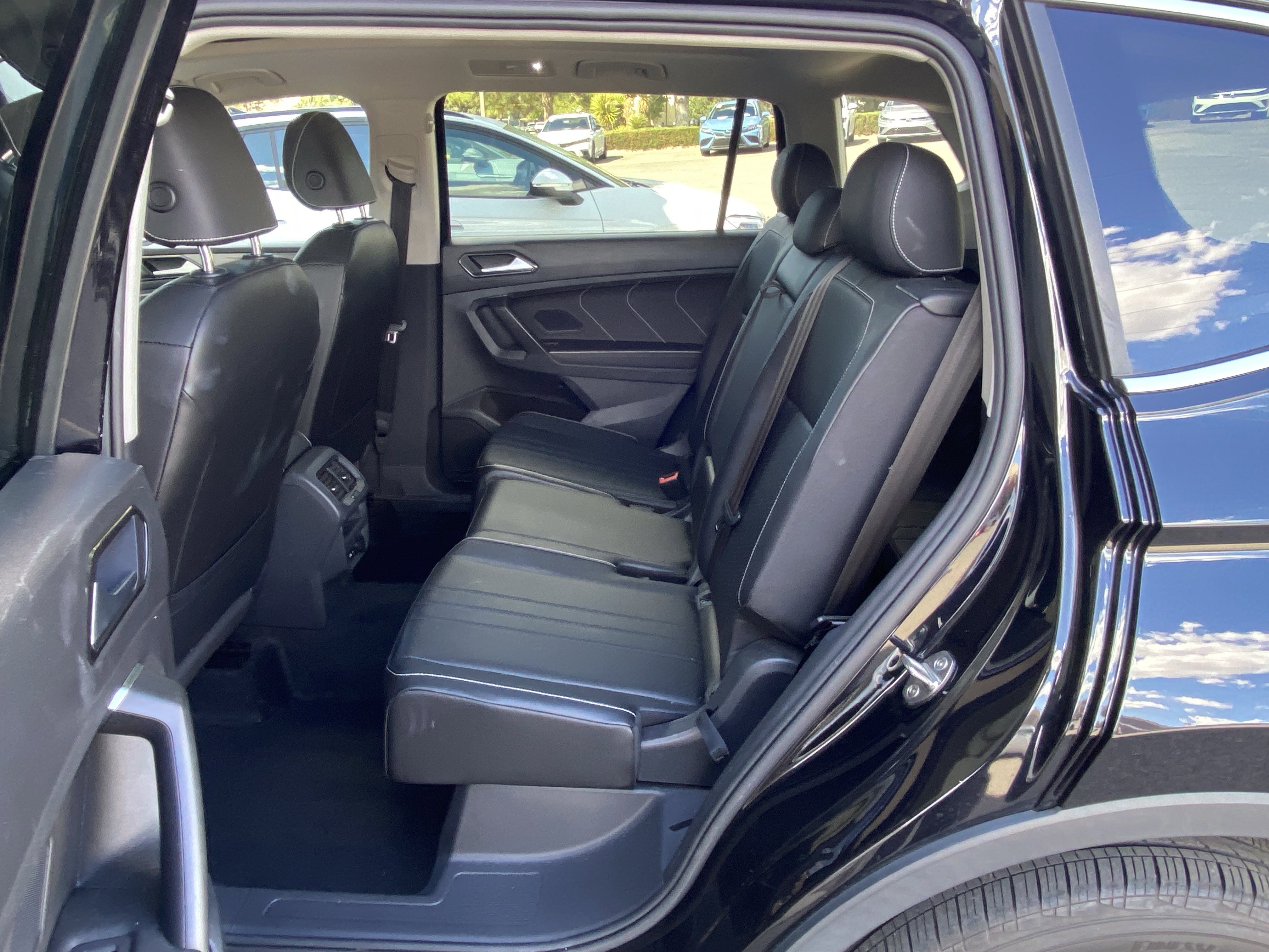 Used 2022 Volkswagen Tiguan SE w/ Panoramic Sunroof Package FWD image 29