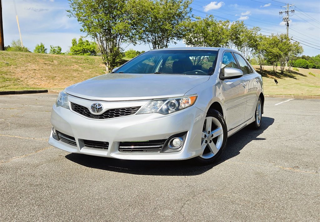 Used 2012 Toyota Camry SE FWD image 2