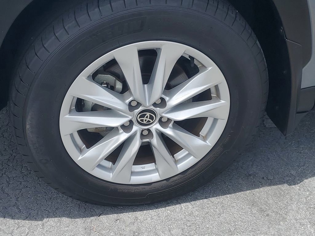 Certified 2024 Toyota Corolla Cross LE w/ Moonroof Package FWD image 4