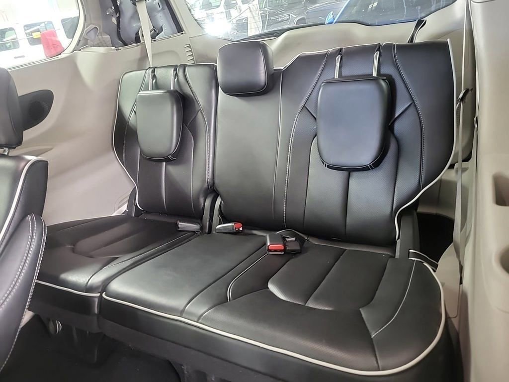 Used 2024 Chrysler Pacifica Limited FWD image 12