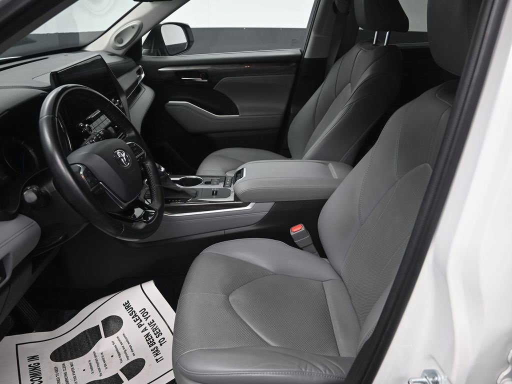 Used 2021 Toyota Highlander Limited image 14