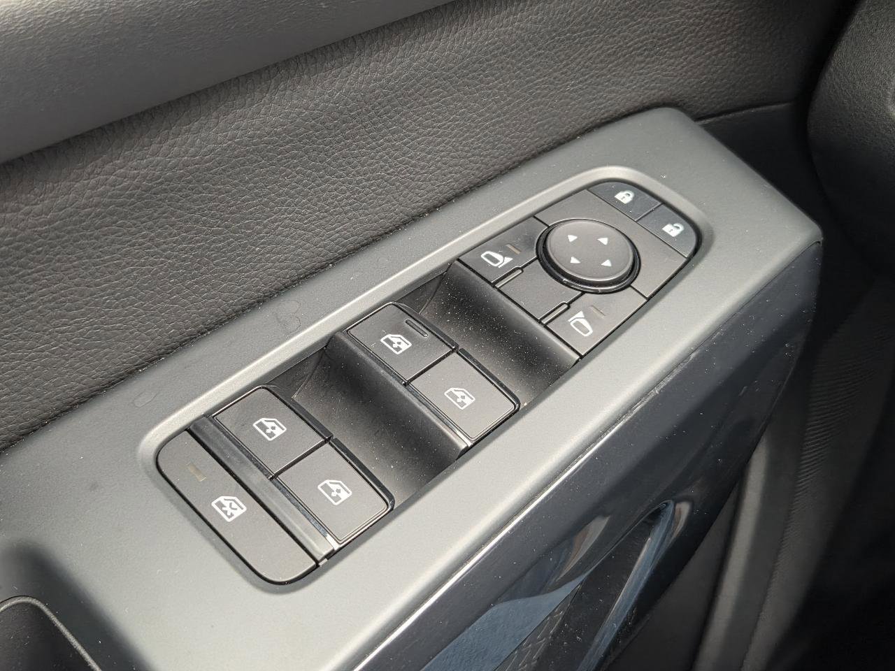 Used 2023 Nissan Pathfinder S AWD/4WD image 27