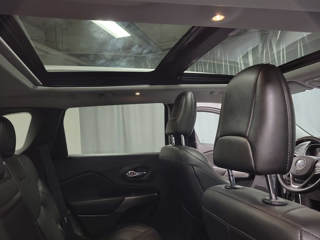 Used 2019 Jeep Cherokee Overland w/ Technology Group AWD/4WD image 34