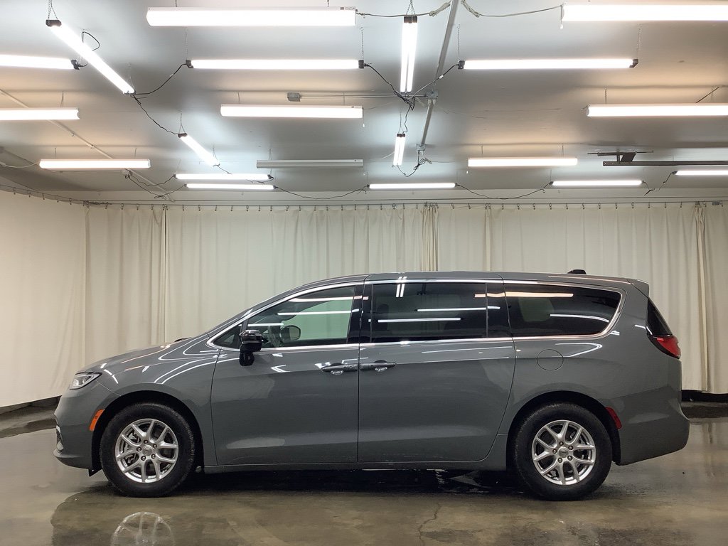 Used 2025 Chrysler Pacifica Select image 10