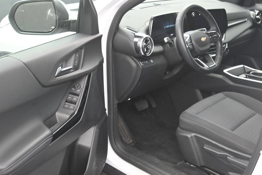 Used 2025 Chevrolet Equinox LT w/ Safety and Technology Package FWD image 11