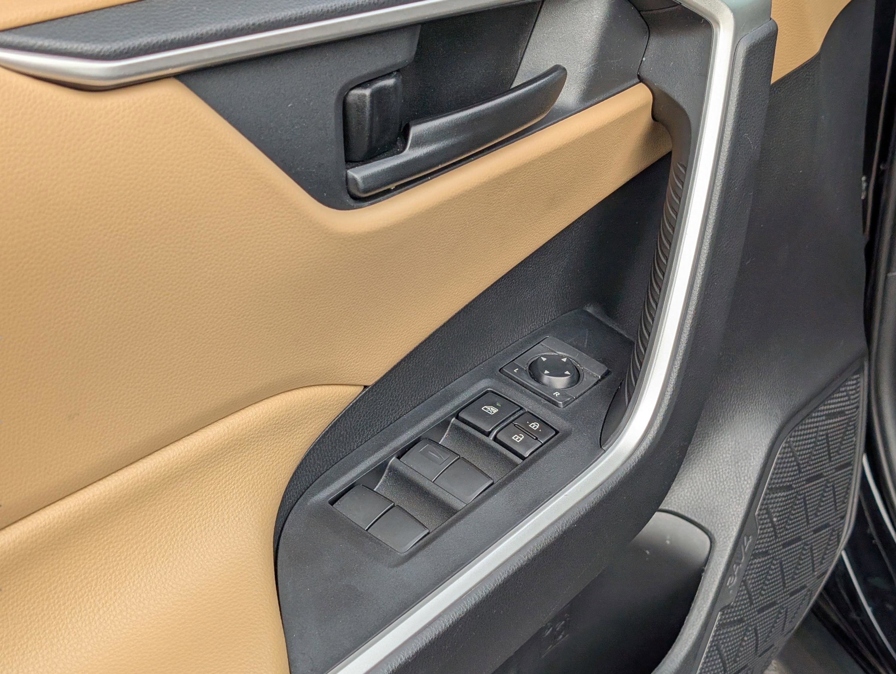 Used 2020 Toyota RAV4 LE image 16