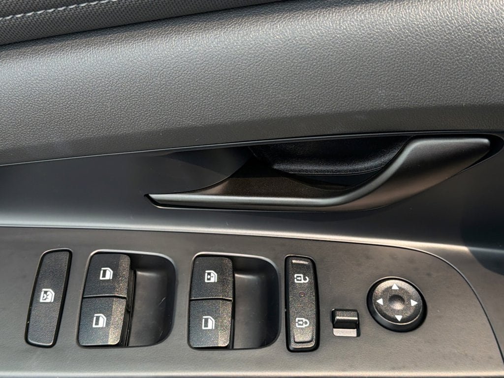 Certified 2025 Hyundai Elantra SEL FWD image 17