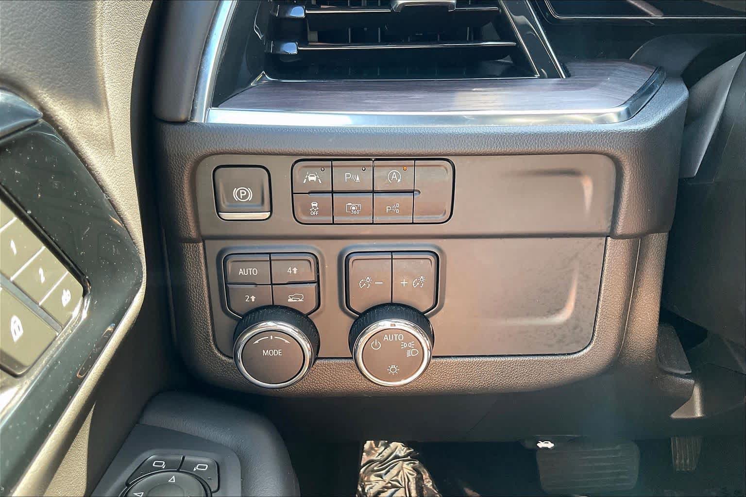 Used 2025 Chevrolet Suburban LT AWD/4WD image 33
