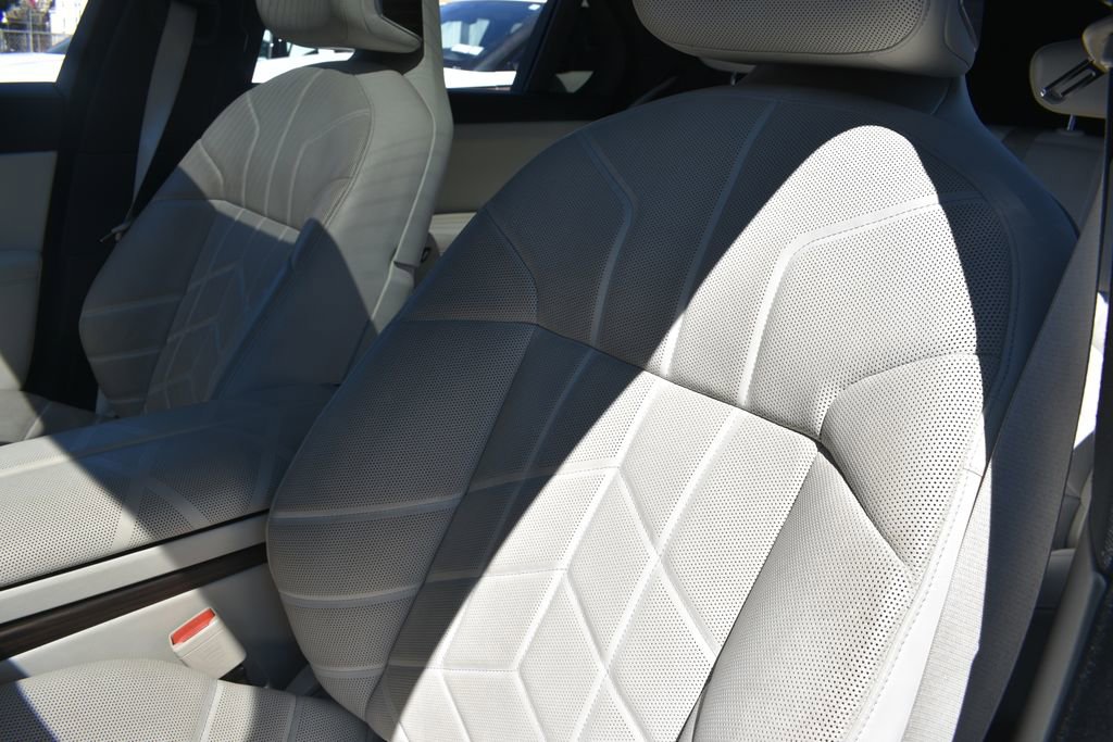 Used 2025 BMW 760i xDrive w/ Executive Package image 11