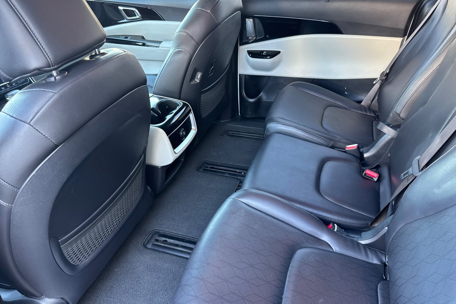 Used 2024 Kia Carnival EX FWD image 27