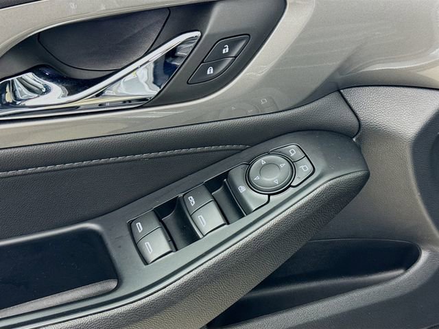 Used 2023 Chevrolet Traverse LT FWD image 19