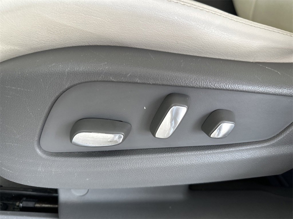 Used 2017 Cadillac XT5 Luxury w/ Driver Awareness Package image 12