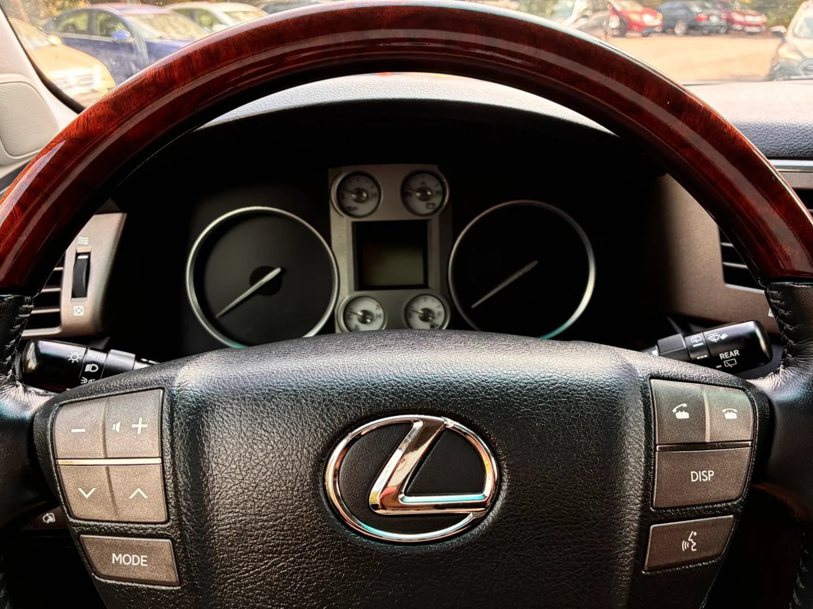 Used 2011 Lexus LX 570 4WD w/ Luxury Pkg image 24