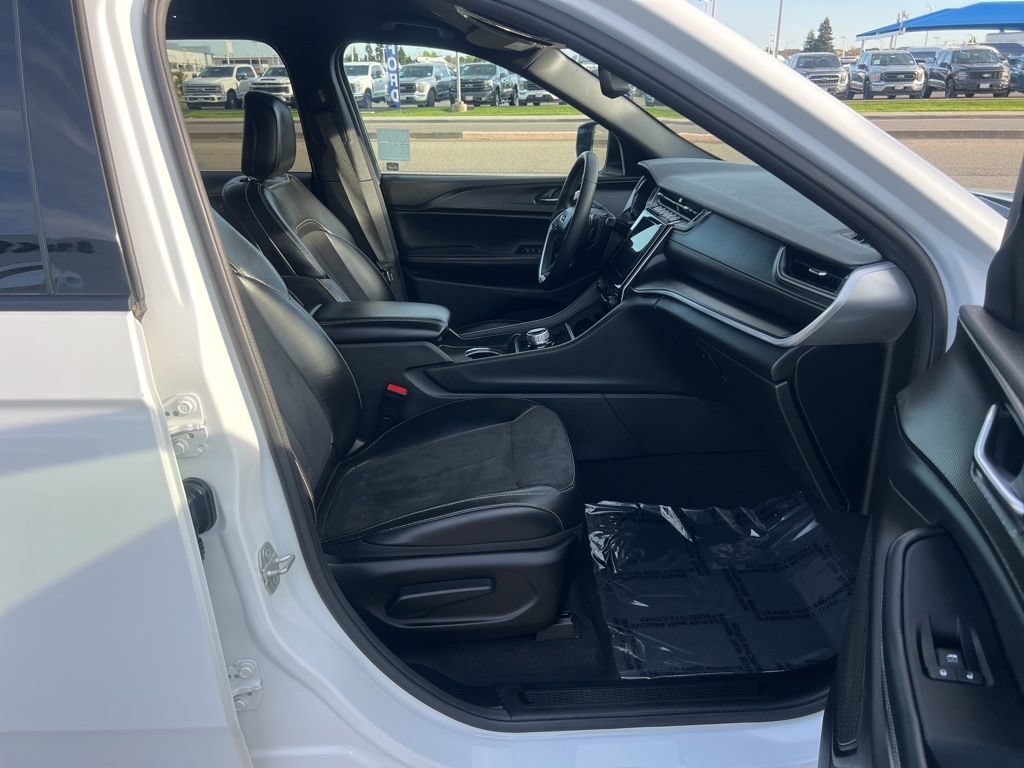 Used 2024 Jeep Grand Cherokee Altitude RWD image 33