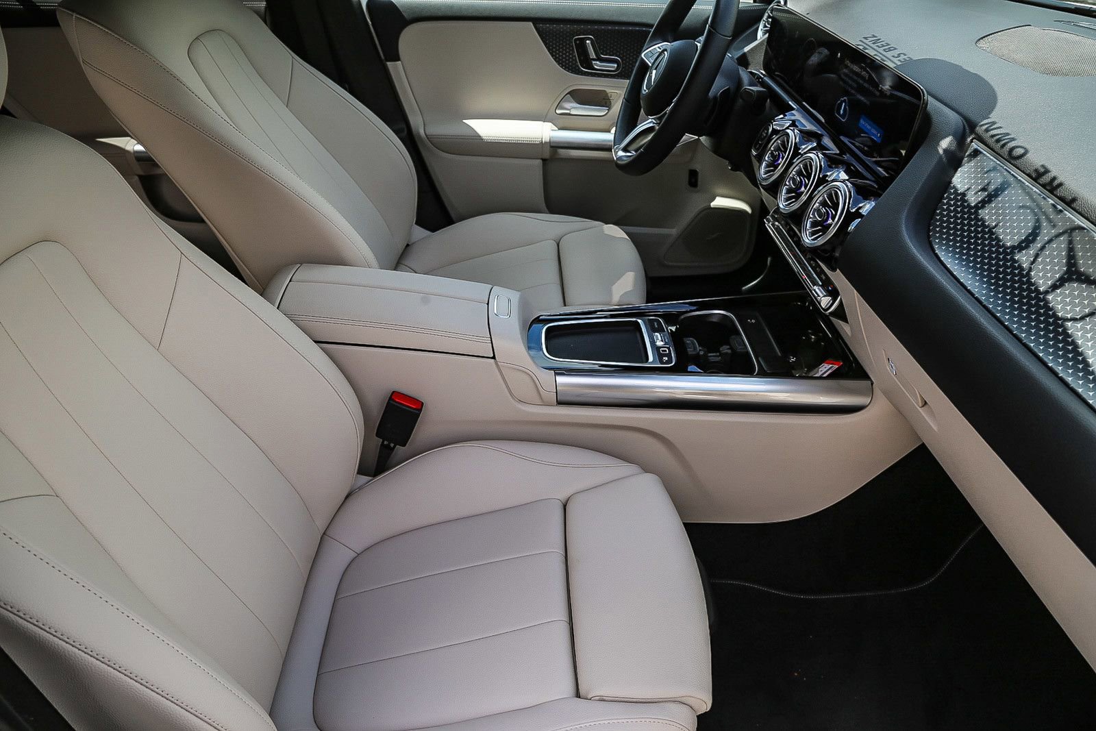 Certified 2025 Mercedes-Benz GLA 250 image 14