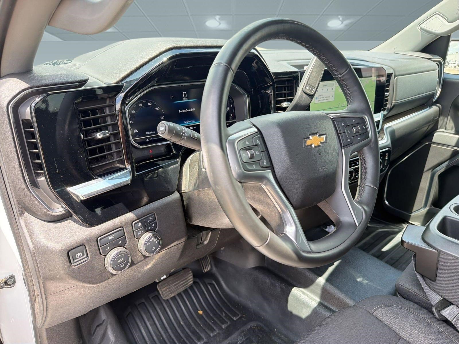 Used 2025 Chevrolet Silverado 1500 LT w/ Safety Package AWD/4WD image 4