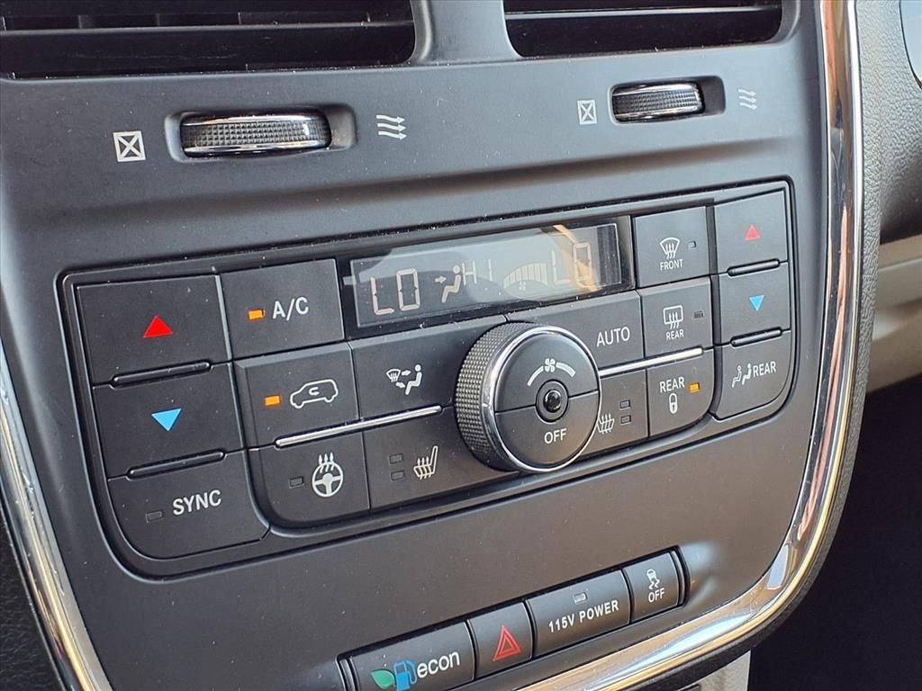 Used 2016 Chrysler Town & Country Touring-L image 23