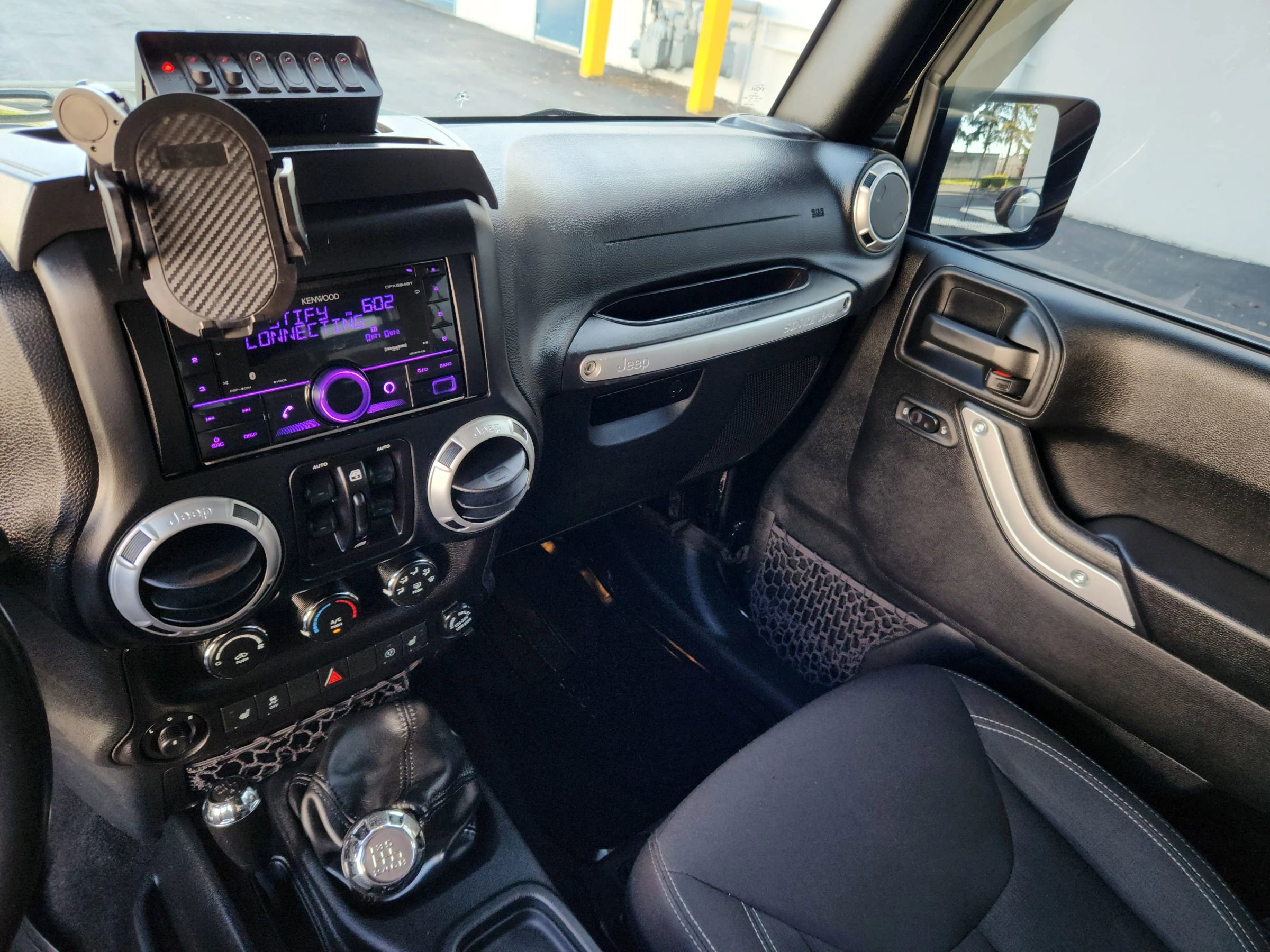 Used 2017 Jeep Wrangler Unlimited Rubicon w/ Cold Weather Group image 9