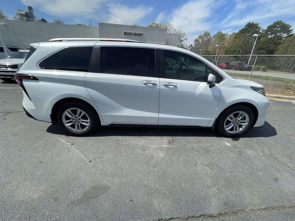 Used 2023 Toyota Sienna Limited image 11