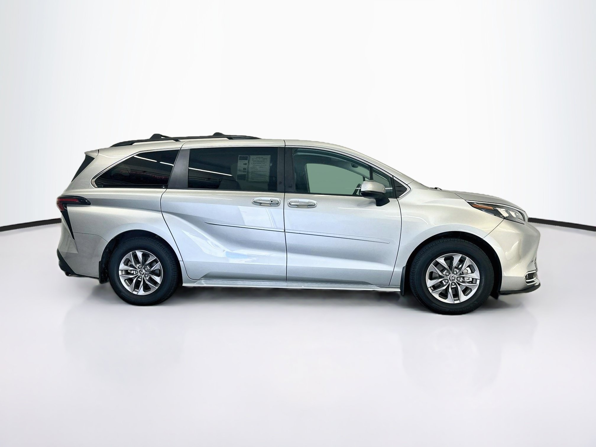 Used 2024 Toyota Sienna XLE w/ XLE Plus Package AWD/4WD image 10