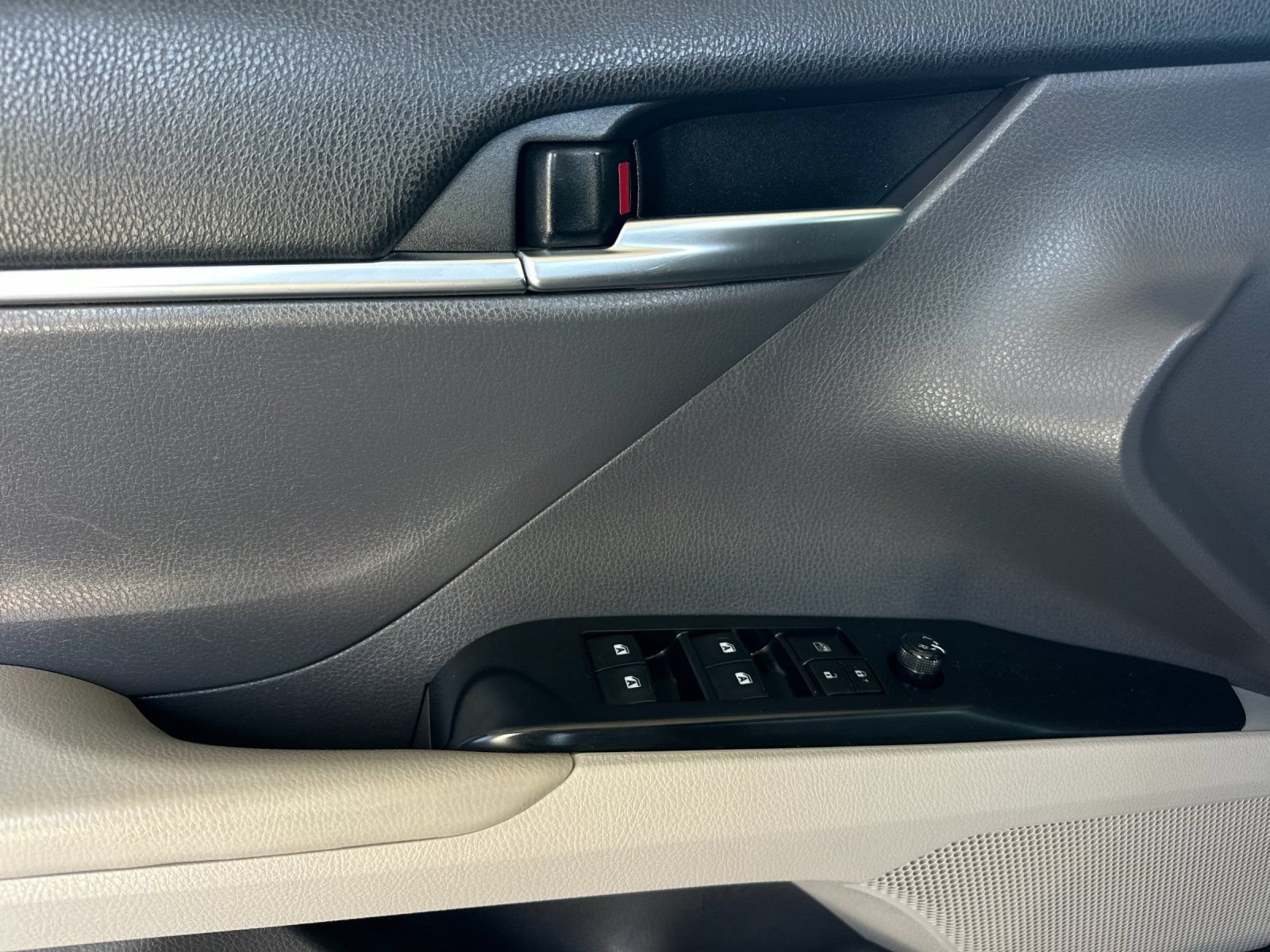 Used 2019 Toyota Camry SE FWD image 10