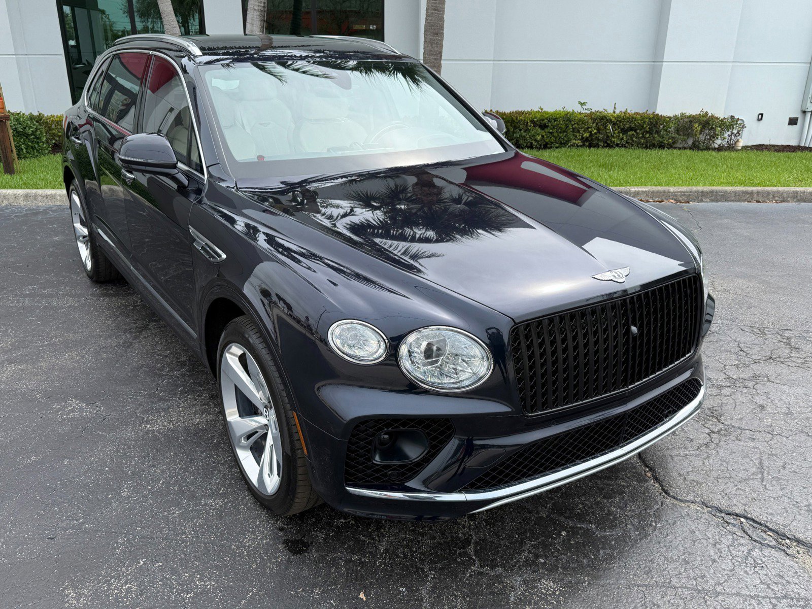 Used 2023 Bentley Bentayga Extended Wheelbase image 6