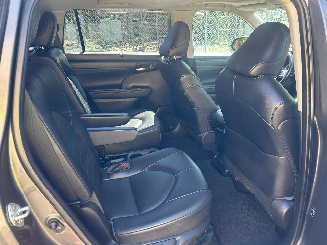 Used 2022 Toyota Highlander XLE AWD/4WD image 18