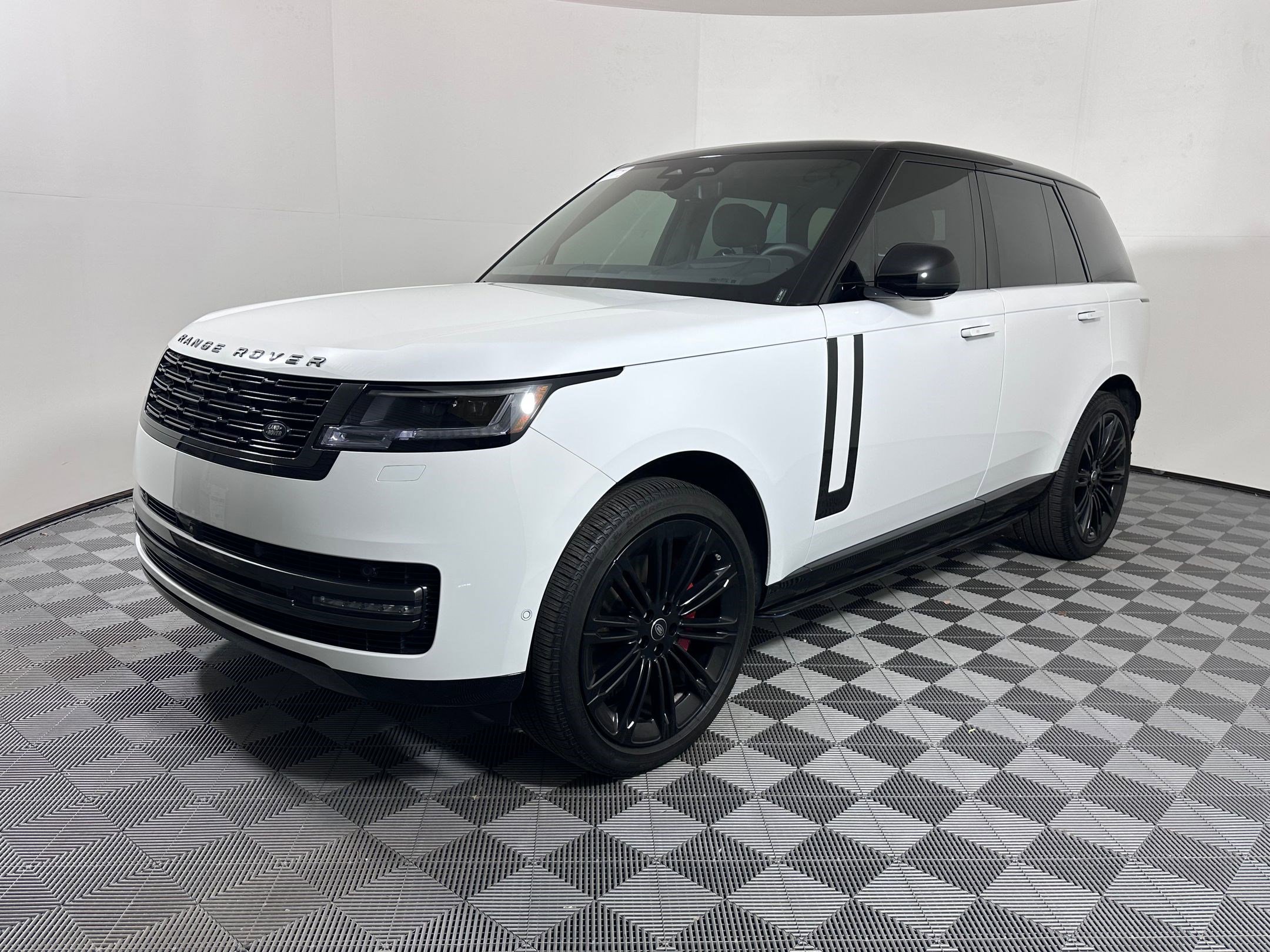 Used 2025 Land Rover Range Rover SE