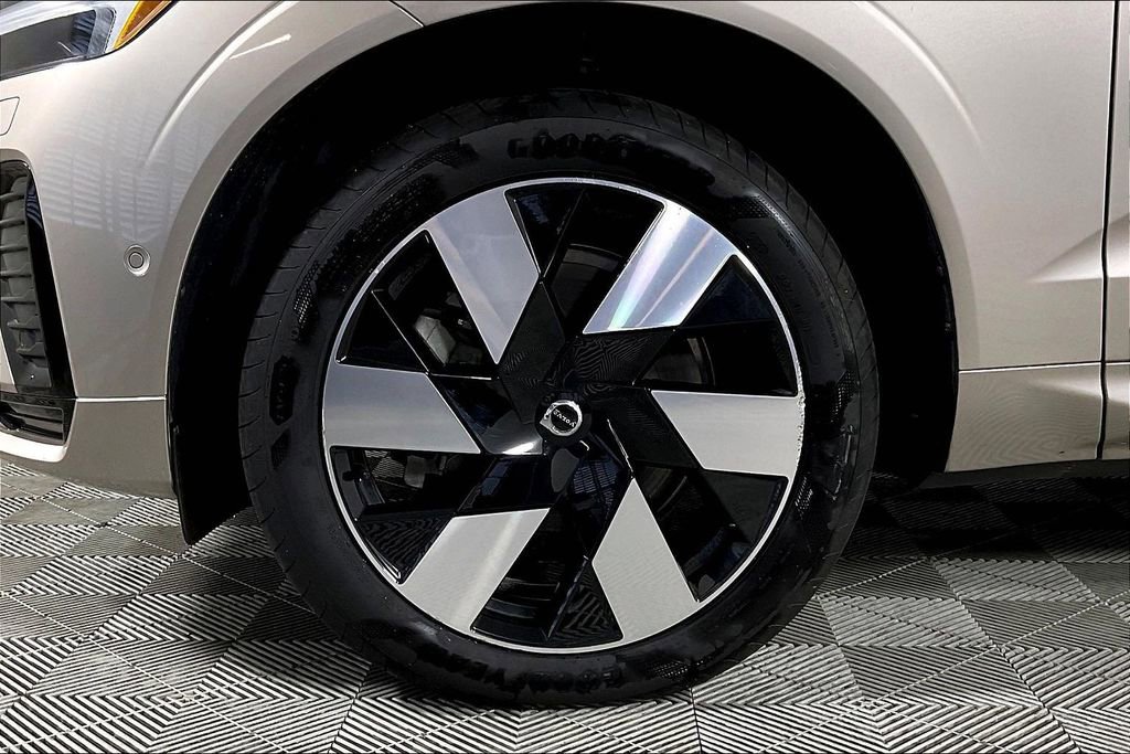 Used 2024 Volvo XC60 T8 Plus w/ Protection Package Premier image 8