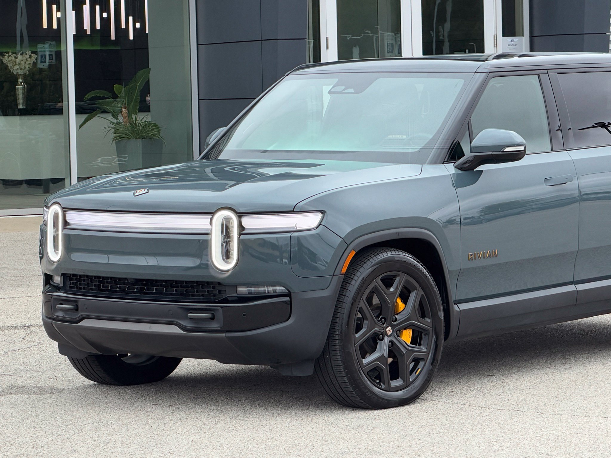 Used 2025 Rivian R1S Premium Dual AWD/4WD image 11