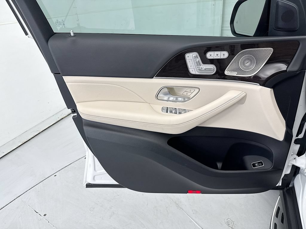 Used 2025 Mercedes-Benz GLS 580 4MATIC image 23