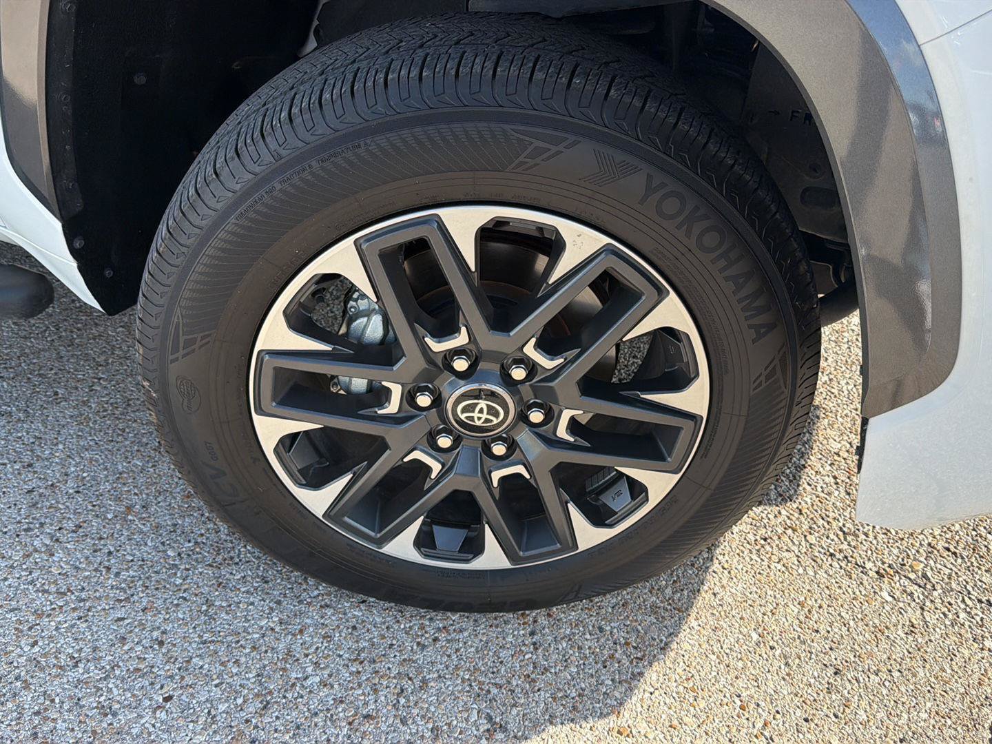 Used 2025 Toyota Tundra Limited AWD/4WD image 9