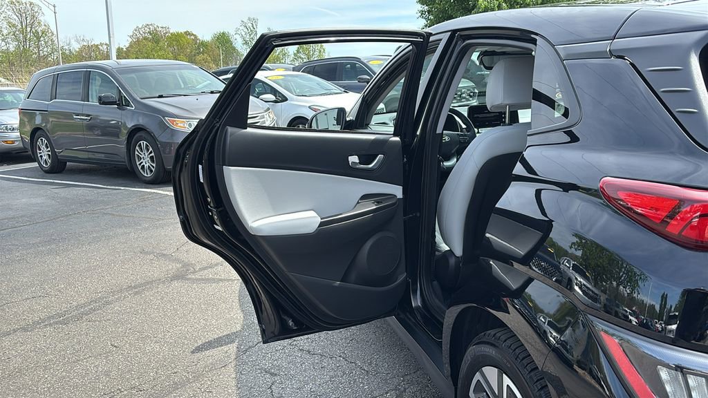 Used 2023 Hyundai Kona Limited w/ Cargo Package FWD image 28