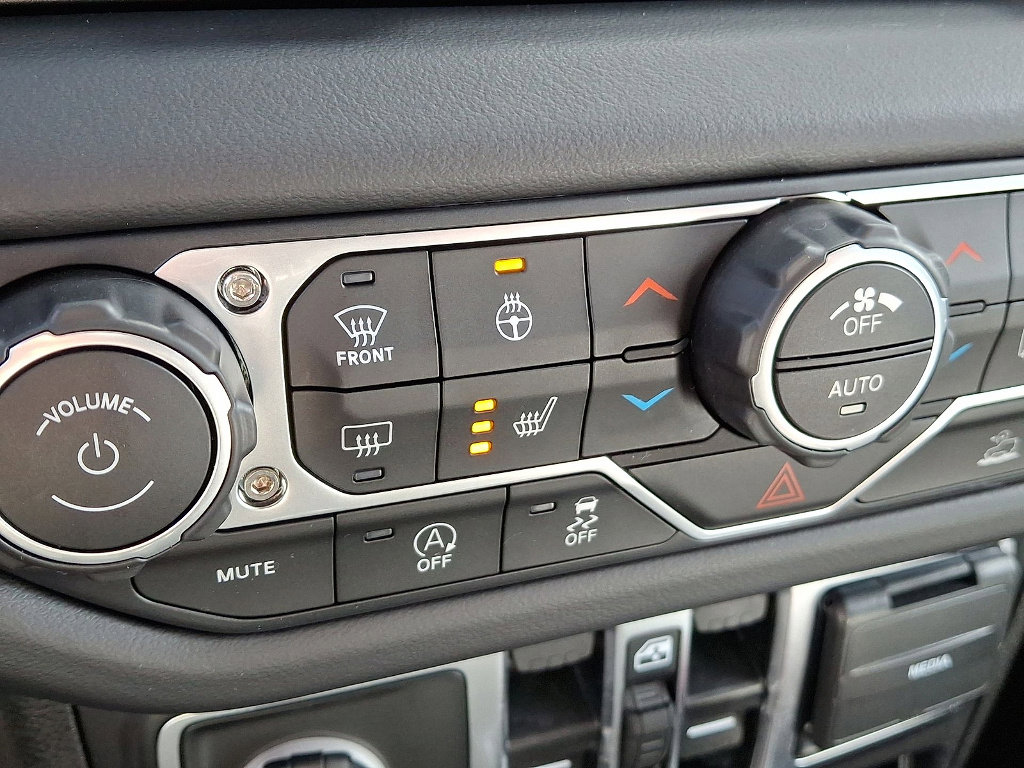 Certified 2025 Jeep Wrangler Sahara w/ Technology Group image 19