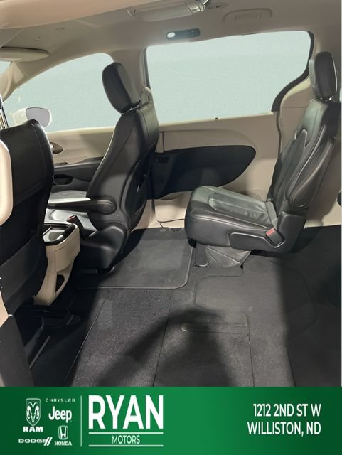 Used 2018 Chrysler Pacifica Touring-L FWD image 42