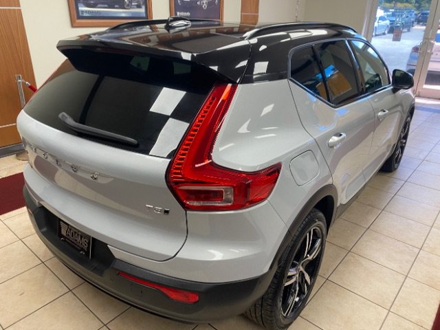 Used 2022 Volvo XC40 T5 R-Design AWD/4WD image 4