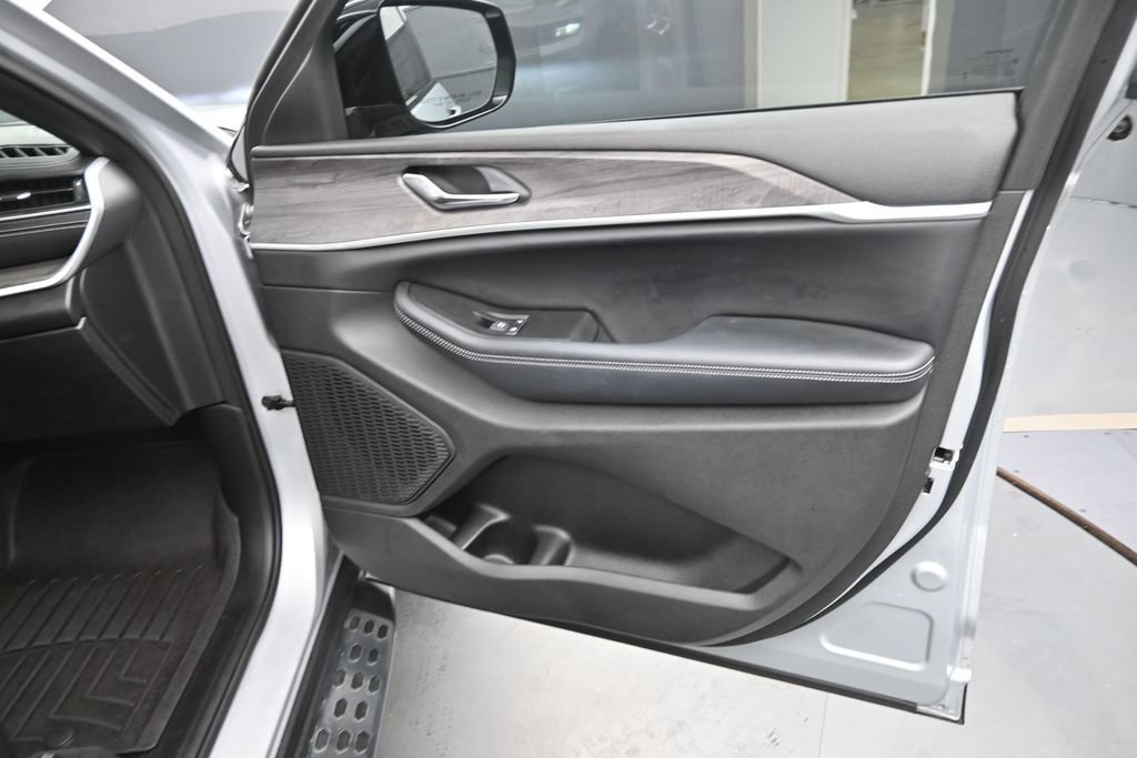 Used 2024 Jeep Grand Cherokee Limited AWD/4WD image 23
