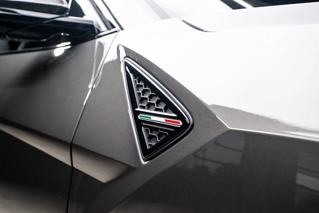 Used 2023 Lamborghini Urus Performante AWD/4WD image 17