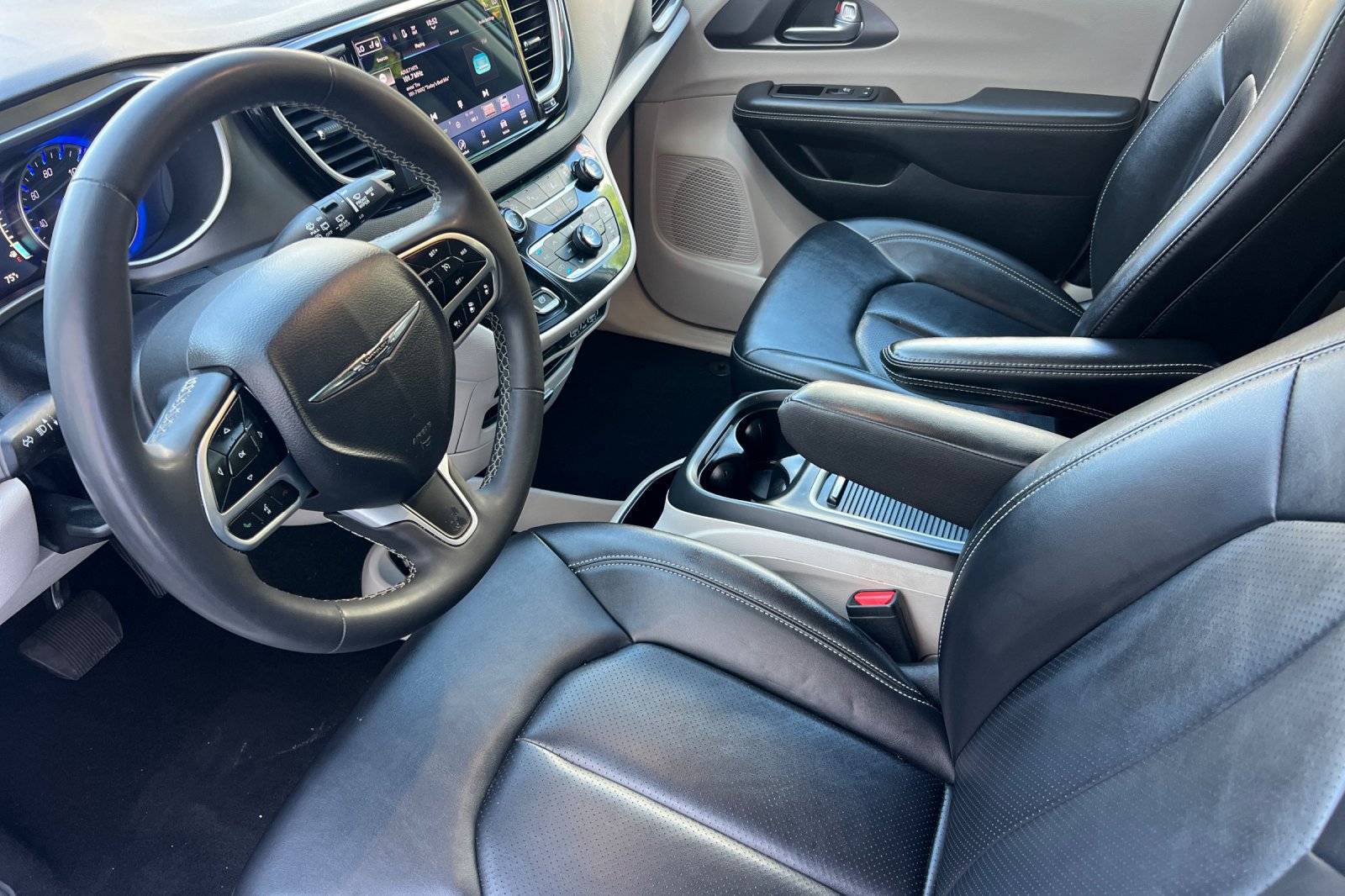 Used 2024 Chrysler Pacifica Touring-L FWD image 10