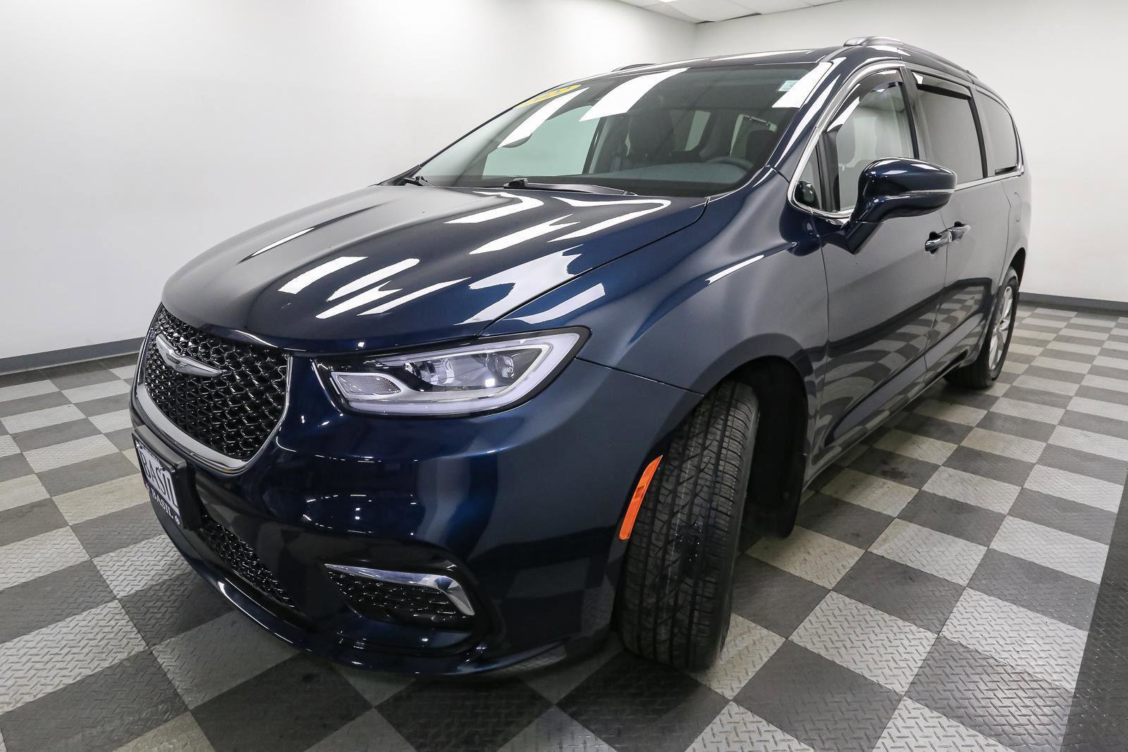 Used 2022 Chrysler Pacifica Touring-L image 4