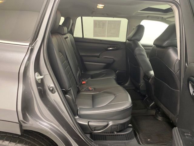 Used 2022 Toyota Highlander XLE image 32