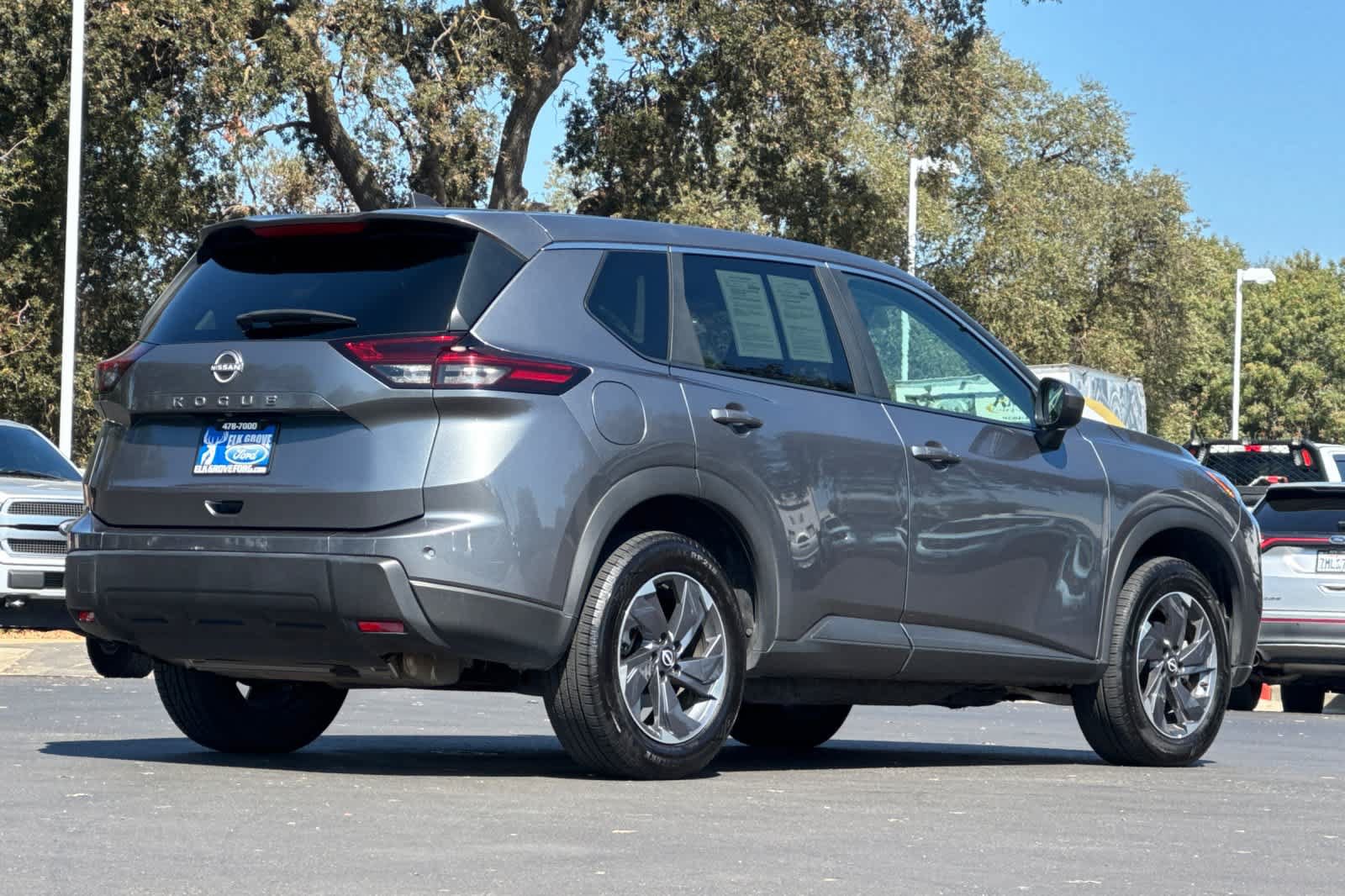 Used 2025 Nissan Rogue SV FWD image 2