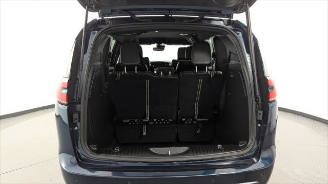 Used 2025 Chrysler Pacifica Select FWD image 18
